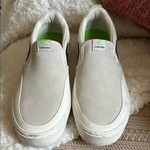 NEW Cariuma  Men 6.5 Women’s 8 Slip-On Sneakers in Cream